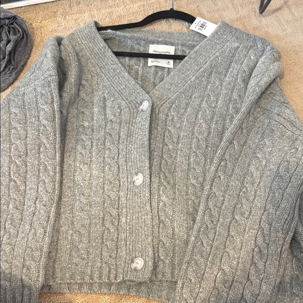 Abercrombie & Fitch Gray Cable Knit Sweater Size medium NWT